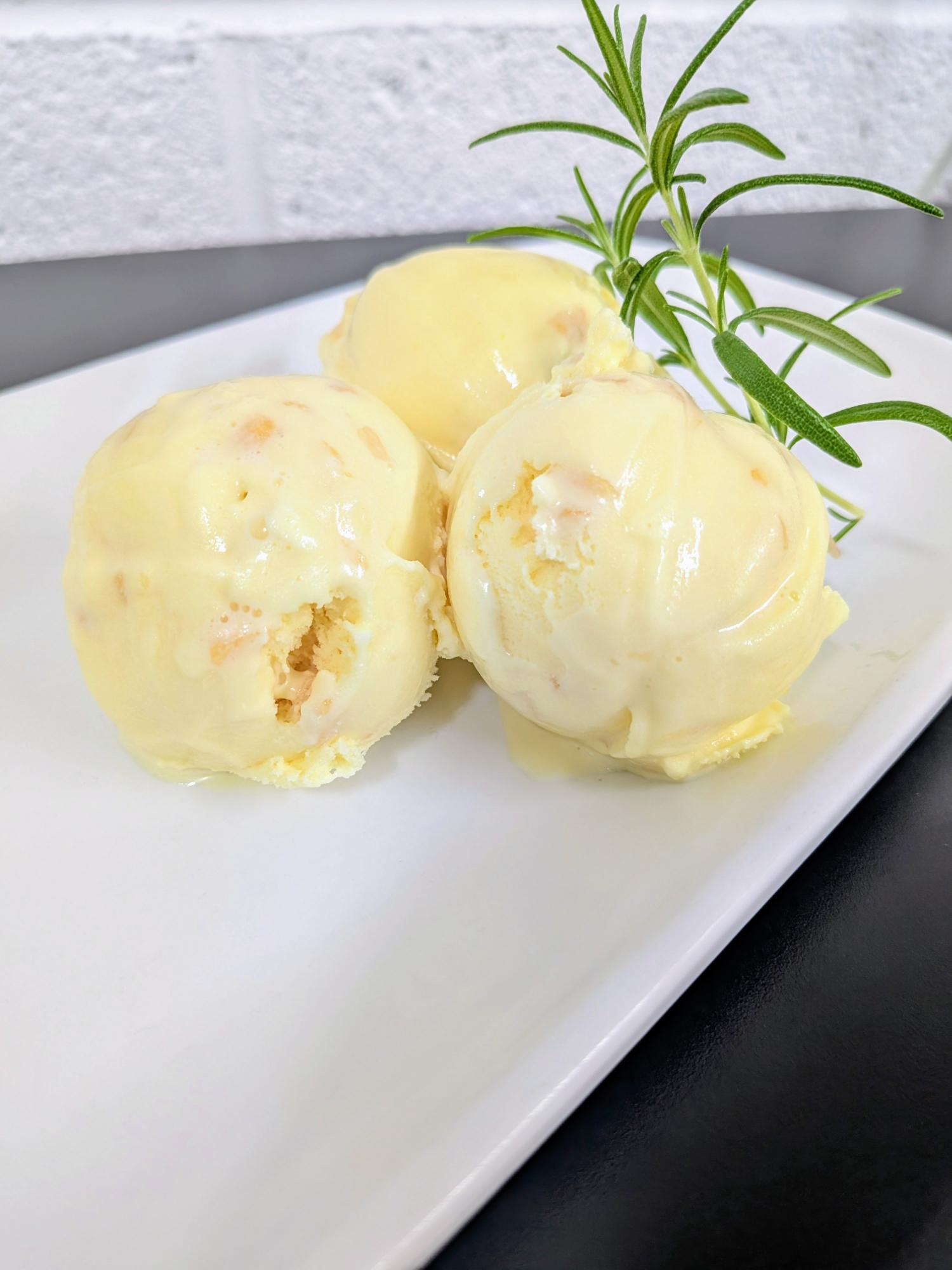 450ml Somerset honey ice cream with honeycomb bits